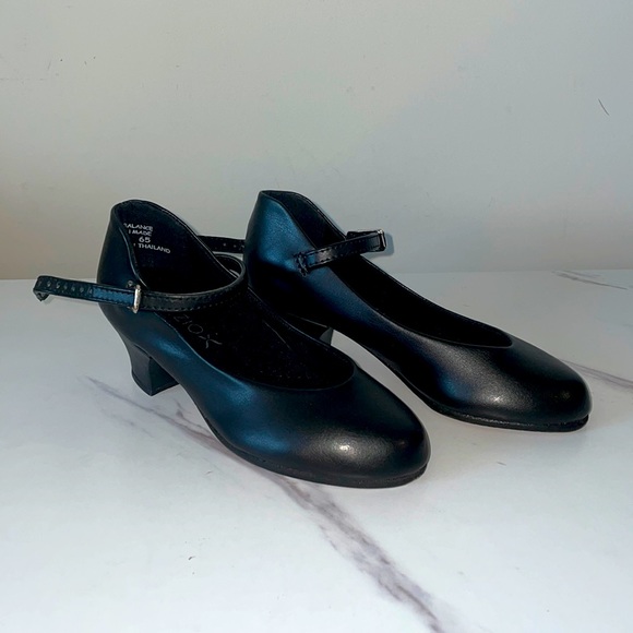 NEW Capezio Footlite 550X character shoe 12.5 girls - Picture 1 of 4